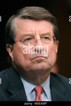 Peter Robertson, vice-président de la Chevron Corporation, témoigne devant un comité judiciaire du Sénat audition sur la hausse du prix du pétrole à Washington le 21 mai 2008. (UPI Photo/Kevin Dietsch) Banque D'Images