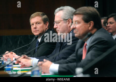 Robert Malone (L), président et président de BP America Inc., John Hofmeister (C), président de la société pétrolière Shell, et Peter Robertson, vice-président de la Chevron Corporation, témoigner devant un comité judiciaire du Sénat audition sur la hausse du prix du pétrole à Washington le 21 mai 2008. (UPI Photo/Kevin Dietsch) Banque D'Images