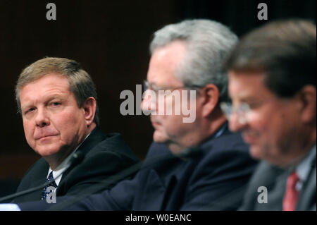 Robert Malone (L), président et président de BP America Inc., John Hofmeister (C), président de la société pétrolière Shell, et Peter Robertson, vice-président de la Chevron Corporation, témoigner devant un comité judiciaire du Sénat audition sur la hausse du prix du pétrole à Washington le 21 mai 2008. (UPI Photo/Kevin Dietsch) Banque D'Images