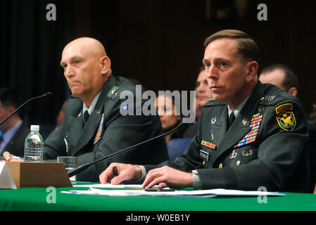 Le général David Petraeus (R), représentant de la redistribution d'être commandant du Commandement central des Etats-Unis, et le lieutenant-général Raymond Odierno, candidat pour être commandant de la Multi-National Force-Iraq, témoigner au cours de leur audition devant un comité judiciaire du Sénat audition sur la colline du Capitole à Washington le 22 mai 2008. (UPI Photo/Kevin Dietsch) Banque D'Images