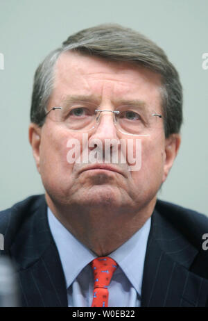 Peter Robertson, vice-président de la Chevron Corporation, témoigne devant un comité judiciaire de la Chambre audience sur la hausse du prix du pétrole à Washington le 22 mai 2008. (UPI Photo/Kevin Dietsch) Banque D'Images