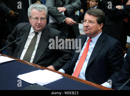 John Hofmeister (L), président de la société pétrolière Shell, est assis à côté de Peter Robertson, vice-président de Chevron Corporation, le Comité judiciaire de la Chambre au cours d'une audition sur la hausse du prix du pétrole à Washington le 22 mai 2008. (UPI Photo/Kevin Dietsch) Banque D'Images