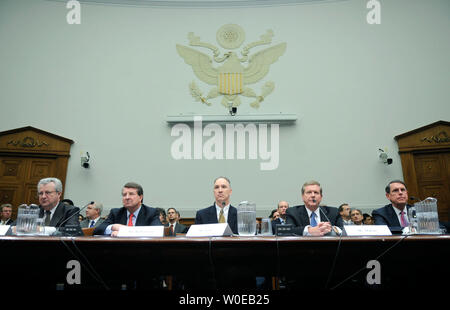 De gauche à droite, John Hofmeister, président de la société pétrolière Shell, Peter Robertson, vice-président de la Chevron Corporation, John Lowe, vice-président exécutif de ConocoPhillips, Robert Malone, président et président de BP America Inc. et Stephen Simon, vice-président senior de l'Exxon Mobil Corporation, témoigner devant un comité judiciaire de la Chambre audience sur la hausse du prix du pétrole à Washington le 22 mai 2008. (UPI Photo/Kevin Dietsch) Banque D'Images