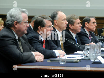 De gauche à droite, John Hofmeister, président de la société pétrolière Shell, Peter Robertson, vice-président de la Chevron Corporation, John Lowe, vice-président exécutif de ConocoPhillips, Robert Malone, président et président de BP America Inc. et Stephen Simon, vice-président senior de l'Exxon Mobil Corporation, témoigner devant un comité judiciaire de la Chambre audience sur la hausse du prix du pétrole à Washington le 22 mai 2008. (UPI Photo/Kevin Dietsch) Banque D'Images