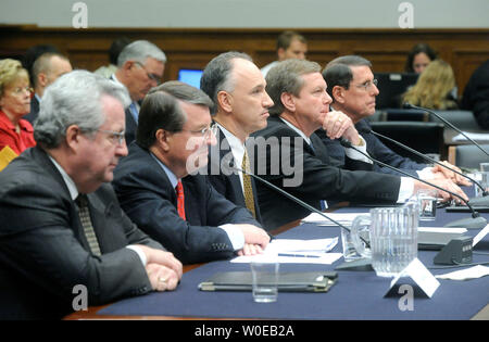 De gauche à droite, John Hofmeister, président de la société pétrolière Shell, Peter Robertson, vice-président de la Chevron Corporation, John Lowe, vice-président exécutif de ConocoPhillips, Robert Malone, président et président de BP America Inc. et Stephen Simon, vice-président senior de l'Exxon Mobil Corporation, témoigner devant un comité judiciaire de la Chambre audience sur la hausse du prix du pétrole à Washington le 22 mai 2008. (UPI Photo/Kevin Dietsch) Banque D'Images