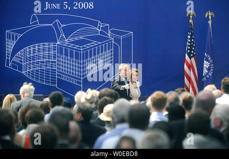 Le président américain George W. Bush promenades hors de la scène avec le président de la Chambre Nancy Pelosi (D-CA) après administration d'observations au cours de la cérémonie de l'United States Institute of Peace à Washington le 5 juin 2008. (UPI Photo/Kevin Dietsch) Banque D'Images