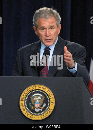 Le président américain George W. Bush parle avant l'assermentation de Steven Preston, nouveau directeur du département américain du logement et du développement urbain, à Washington le 6 juin 2008. (Photo d'UPI/Alexis C. Glenn) Banque D'Images