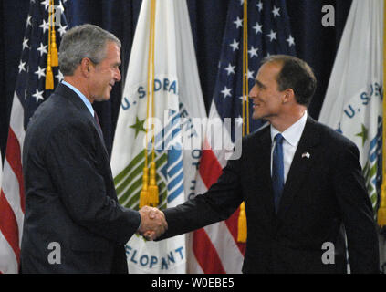Le président américain George W. Bush (L) et Steven Preston, nouveau directeur du département américain du logement et du développement urbain, une poignée de main après Preston's d'assermentation à Washington le 6 juin 2008. (Photo d'UPI/Alexis C. Glenn) Banque D'Images
