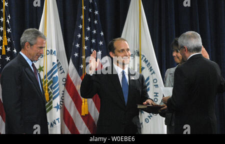 Le président américain George W. Bush (L) regarde Steven Preston (2L), nouveau directeur du département américain du logement et du développement urbain, est assermenté par le chef d'état-major de la Maison Blanche Josh Bolten à Washington le 6 juin 2008. La femme de Preston Molly est titulaire d'une bible. (Photo d'UPI/Alexis C. Glenn) Banque D'Images