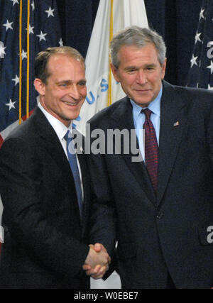 Le président américain George W. Bush (R) et Steven Preston, nouveau directeur du département américain du logement et du développement urbain, une poignée de main après Preston's d'assermentation à Washington le 6 juin 2008. (Photo d'UPI/Alexis C. Glenn) Banque D'Images