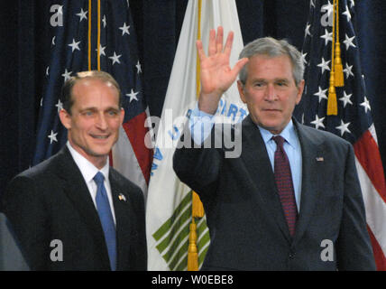 Le président américain George W. Bush (R) vagues comme Steven Preston, nouveau directeur du département américain du logement et du développement urbain, regarde après Preston's d'assermentation à Washington le 6 juin 2008. (Photo d'UPI/Alexis C. Glenn) Banque D'Images