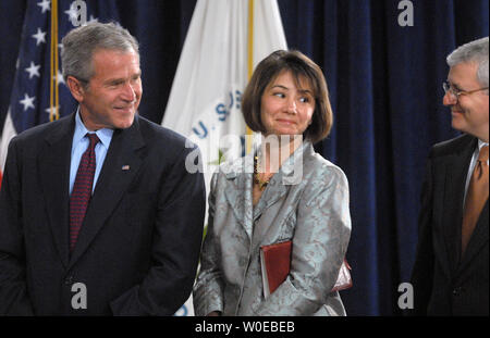 Le président américain George W. Bush parle de Molly Preston, l'épouse de Steven Preston, nouveau directeur du département américain du logement et du développement urbain, et chef de cabinet de la Maison Blanche Josh Bolten (R) de Preston lors d'assermentation à Washington le 6 juin 2008. (Photo d'UPI/Alexis C. Glenn) Banque D'Images