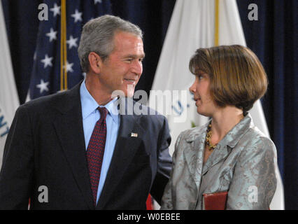 Le président américain George W. Bush parle de Molly Preston, l'épouse de Steven Preston, nouveau directeur du département américain du logement et du développement urbain, au cours de Preston's d'assermentation à Washington le 6 juin 2008. (Photo d'UPI/Alexis C. Glenn) Banque D'Images