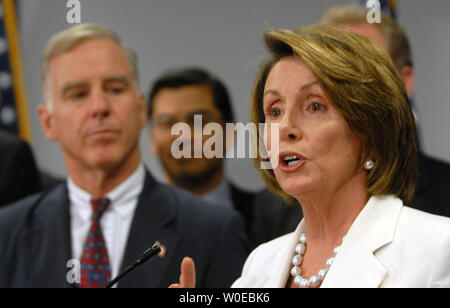 Le président de la Chambre Nancy Pelosi (D-CA), parle comme Democratic National Committee (DNC) président Howard Dean (L) regarde, à propos de la prochaine élection présidentielle en novembre et de présomption le candidat démocrate Barack Obama (D-IL) à la DNC siège à Washington le 10 juin 2008. (Photo d'UPI/Alexis C. Glenn) Banque D'Images