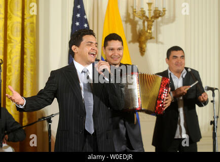 Musicien colombien Jorge Celedon réalise pour le président américain George W. Bush au cours d'une célébration du Jour de l'indépendance colombienne dans l'East Room à la Maison Blanche à Washington le 22 juillet 2008. (UPI Photo/Kevin Dietsch) Banque D'Images