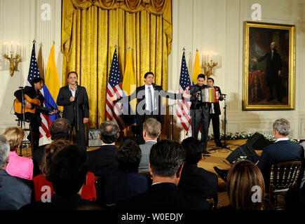 Musicien colombien Jorge Celedon réalise pour le président américain George W. Bush au cours d'une célébration du Jour de l'indépendance colombienne dans l'East Room à la Maison Blanche à Washington le 22 juillet 2008. (UPI Photo/Kevin Dietsch) Banque D'Images