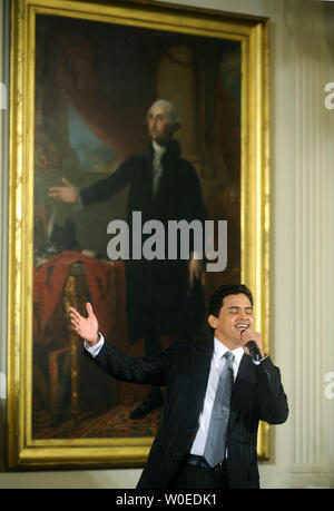 Musicien colombien Jorge Celedon réalise pour le président américain George W. Bush lorsqu'il est sous la direction de Gilbert Stuart's portrait de George Washington au cours d'une célébration du Jour de l'indépendance colombienne dans l'East Room à la Maison Blanche à Washington le 22 juillet 2008. (UPI Photo/Kevin Dietsch) Banque D'Images