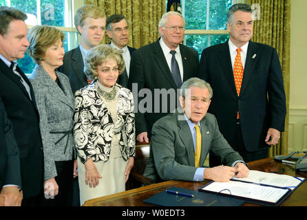Le président américain George W. Bush prononce une allocution avant de signer H.J. Res. 93, le renouvellement des restrictions à l'importation sur la Birmanie, et H.R. 3890, la Tom Lantos Block JADE Birman Act de 2008, dans le bureau ovale de la Maison Blanche à Washington le 29 juillet 2008. Bush a été rejoint par, de gauche à droite, Rép. Chiris Smith (R-NJ), la Première dame Laura Bush, Tom Lantos, veuve Annette Lantos, Lantos, petit-fils Shiloh Tilleman, Rép. Rush Holt (D-NJ), Rép. Joe Pitts (R-PA) et Peter King (R-NY) (UPI Photo/Kevin Dietsch) Banque D'Images