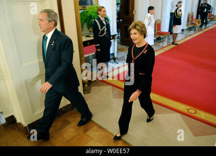 Le président américain George W. Bush et la Première dame Laura Bush font leur chemin à l'Est Prix de participer à une cérémonie de signature pour le projet de loi H.R. 5501, la Tom Lantos et Henry J. Hyde United States Global Leadership contre le VIH/SIDA, la tuberculose et le paludisme Reauthorization Act de 2008, dans la Maison Blanche à Washington le 30 juillet 2008. (UPI Photo/Kevin Dietsch) Banque D'Images