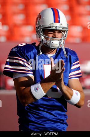 Buffalo Bills' quarterback Trent Edwards se réchauffe-up avant les factures' match pré-saison contre les Redskins de Washington à FedEx Field à Landover, Maryland le 9 août 2008. (UPI Photo/Kevin Dietsch) Banque D'Images