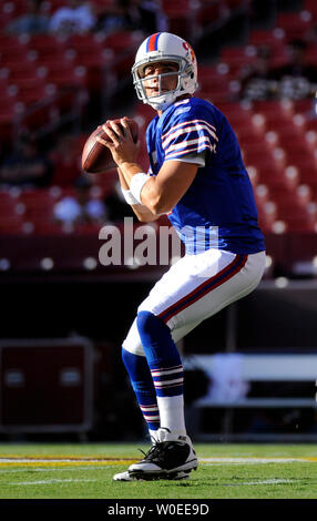 Buffalo Bills' quarterback Trent Edwards se réchauffe-up avant les factures' match pré-saison contre les Redskins de Washington à FedEx Field à Landover, Maryland le 9 août 2008. (UPI Photo/Kevin Dietsch) Banque D'Images