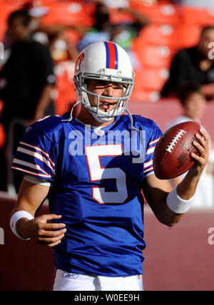 Buffalo Bills' quarterback Trent Edwards se réchauffe-up avant les factures' match pré-saison contre les Redskins de Washington à FedEx Field à Landover, Maryland le 9 août 2008. (UPI Photo/Kevin Dietsch) Banque D'Images