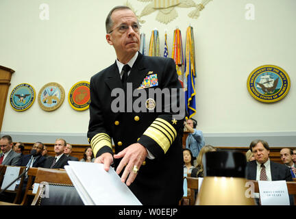 Chef de l'état-major des adm. Michael Mullen prend son siège avant de témoigner devant une commission des forces armées audition sur la sécurité et la stabilité en Afghanistan et l'Iraq et de l'évolution. (UPI Photo/Kevin Dietsch) Banque D'Images