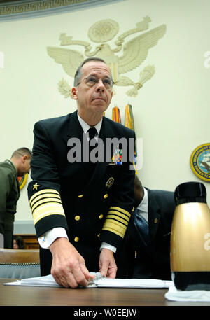 Chef de l'état-major des adm. Michael Mullen prend son siège avant de témoigner devant une commission des forces armées audition sur la sécurité et la stabilité en Afghanistan et l'Iraq et de l'évolution. (UPI Photo/Kevin Dietsch) Banque D'Images