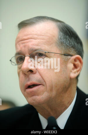 Chef de l'état-major des adm. Michael Mullen témoigner devant une commission des forces armées audition sur la sécurité et la stabilité en Afghanistan et l'Iraq et de l'évolution. (UPI Photo/Kevin Dietsch) Banque D'Images