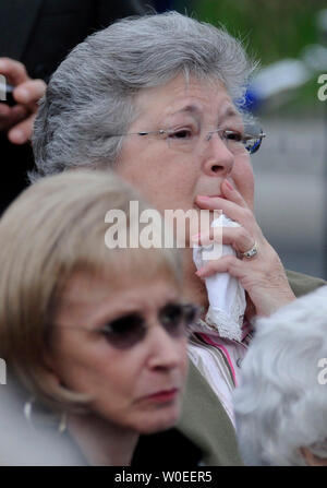 Une femme essuie les larmes de son visage que les noms des victimes qui ont péri dans l'attaque du 11 septembre sur le Pentagone sont lire, au cours de l'inauguration du Mémorial du Pentagone, au 7e anniversaire des attaques du 11 septembre sur le Pentagone et le World Trade Center à New York, au Pentagone à Arlington, en Virginie, le 11 septembre 2008. (UPI Photo/Kevin Dietsch) Banque D'Images