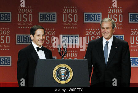 Le Président et chef de l'USO Sloan Gibson (L) introduit le président américain George W. Bush dans le monde de l'USO à Washington le Gala du 1 er octobre 2008. Le sénateur John Warner (R-VA) sera honoré lors du gala. (Photo d'UPI/Alexis C. Glenn) Banque D'Images
