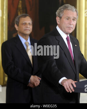 Le Président George Bush parle aux côtés d'Ranendra Sen, ambassadeur de l'Inde aux États-Unis, avant la signature d'H.R. 7081, la coopération nucléaire entre les États-Unis et l'Inde et l'approbation de la Loi sur l'amélioration de la non-prolifération, au cours d'une cérémonie à l'East Room de la Maison Blanche à Washington le 8 octobre 2008. (UPI Photo/Kevin Dietsch) Banque D'Images