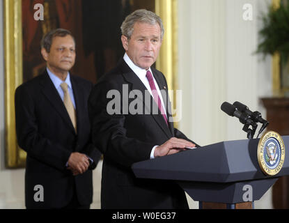 Le Président George Bush parle aux côtés d'Ranendra Sen, ambassadeur de l'Inde aux États-Unis, avant la signature d'H.R. 7081, la coopération nucléaire entre les États-Unis et l'Inde et l'approbation de la Loi sur l'amélioration de la non-prolifération, au cours d'une cérémonie à l'East Room de la Maison Blanche à Washington le 8 octobre 2008. (UPI Photo/Kevin Dietsch) Banque D'Images