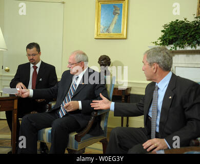 Le président américain George W. Bush rencontre le président slovaque Ivan Gasparovic dans le bureau ovale de la Maison Blanche à Washington le 9 octobre 2008. La Statue de la liberté au-dessus de la peinture est par Rockwell Gasparovic normale, a fait don à la Maison Blanche par Steven Spielberg et sa femme pendant l'Administration Clinton. (Photo d'UPI/Roger L. Wollenberg) Banque D'Images