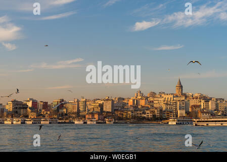 Quartier de Galata au coucher du soleil, Istanbul, Turquie Banque D'Images Quartier de Galata au coucher du soleil, Istanbul, Turquie Banque D'Images
