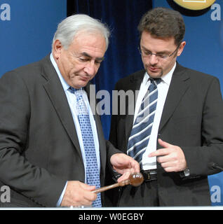 Le Directeur général du FMI Dominique Strauss-Kahn (G) et le président des Conseils des gouverneurs, S.E. Zoran Stavreski chat après avoir fait des remarques de clôture pendant le Fonds monétaire international et de la Banque Mondiale Rapport annuel 2008 Conseils des gouverneurs, réunion à Washington le 13 octobre 2008. (Photo d'UPI/Roger L. Wollenberg) Banque D'Images