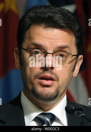 Le président des Conseils des gouverneurs, S.E. Zoran Stavreski fait de remarques de clôture pendant le Fonds monétaire international et de la Banque Mondiale Rapport annuel 2008 Conseils des gouverneurs, réunion à Washington le 13 octobre 2008. (Photo d'UPI/Roger L. Wollenberg) Banque D'Images