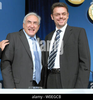 Le Directeur général du FMI Dominique Strauss-Kahn (G) et le président des Conseils des gouverneurs, S.E. Zoran Stavreski chat après avoir fait des remarques de clôture pendant le Fonds monétaire international et de la Banque Mondiale Rapport annuel 2008 Conseils des gouverneurs, réunion à Washington le 13 octobre 2008. (Photo d'UPI/Roger L. Wollenberg) Banque D'Images