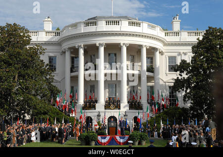 Le Premier ministre italien Silvio Berlusconi prononce une allocution que le président américain George W. Bush écoute au cours d'une cérémonie d'arrivée à la Maison Blanche à Washington le 13 octobre 2008. (UPI Photo/Kevin Dietsch) Banque D'Images