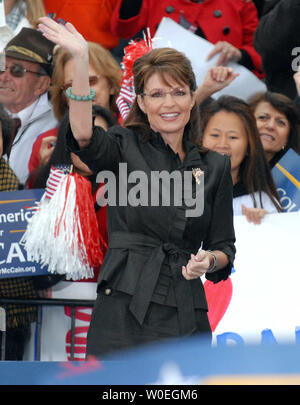 Candidat républicain à la vice-présidence du gouvernement de l'Alaska. Campagnes de Sarah Palin pour elle-même et candidat républicain le sénateur John McCain (AZ) à un rassemblement à Leesburg, en Virginie, le 27 octobre 2008. (Photo d'UPI/Roger L. Wollenberg) Banque D'Images