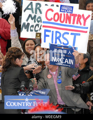Candidat républicain à la vice-présidence du gouvernement de l'Alaska. Campagnes de Sarah Palin pour elle-même et candidat républicain le sénateur John McCain (AZ) à un rassemblement à Leesburg, en Virginie, le 27 octobre 2008. (Photo d'UPI/Roger L. Wollenberg) Banque D'Images