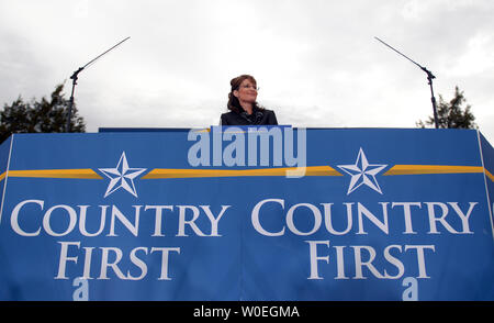 Candidat républicain à la vice-présidence du gouvernement de l'Alaska. Campagnes de Sarah Palin pour elle-même et candidat républicain le sénateur John McCain (AZ) à un rassemblement à Leesburg, en Virginie, le 27 octobre 2008. (Photo d'UPI/Roger L. Wollenberg) Banque D'Images