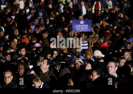 Un des membres de l'auditoire est titulaire d'un signe d'Obama pendant un rassemblement pour le candidat démocrate Barack Obama (D-IL), la nuit avant l'élection présidentielle au prix William County Fairgrounds en Virginie le 3 novembre 2008. (UPI Photo/Kevin Dietsch) Banque D'Images