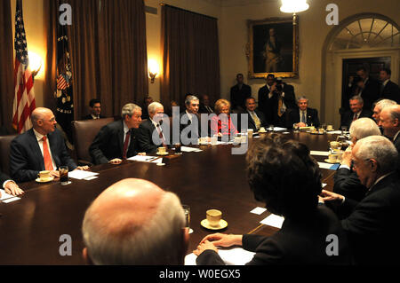 Le président américain George W. Bush (2-L) se réunit avec son cabinet à la Maison Blanche à Washington le 6 novembre 2008. (UPI Photo/Kevin Dietsch) Banque D'Images