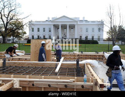 Les soudeurs et les travailleurs continuent de construire une plate-forme d'une cérémonie inaugurale et les contremarches en face de la Maison blanche quelques minutes avant que le président George Bush s'est félicité le président élu Barack Obama à la Maison Blanche pour une réunion de transition le 10 novembre 2008. Obama prête le serment d'office le 20 janvier 2009. (Photo d'UPI/Pat Benic) Banque D'Images