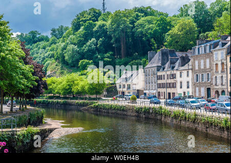 France, Bretagne, Finistère, Quimperlé, maisons sur le quai Brizieux sur la rive de la rivière Lata Banque D'Images