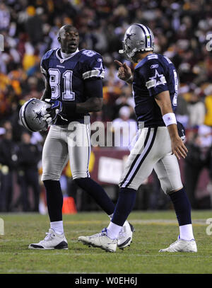 Cowboys de Dallas receveur Terrell Owens (81) parle de quarterback Tony Romo au cours du quatrième trimestre par rapport à l'Redskins de Washington à FedEx Field à Landover, Maryland le 16 novembre 2008. Les Cowboys défait les Redskins 14-10. (UPI Photo/Kevin Dietsch) Banque D'Images