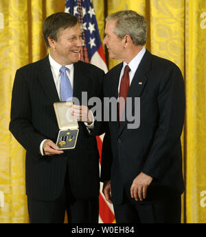 Le Président George Bush (R) présente la Médaille présidentielle pour citoyens Dana Gioia, Président de la Fondation Nationale des Arts, lors d'une cérémonie à l'East Room à la Maison Blanche le 17 novembre 2008. (UPI Photo/Kevin Dietsch) Banque D'Images