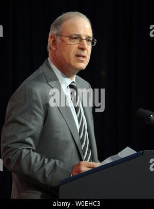 Brent Glass, directeur du musée, parle en l'honneur de la réouverture du Musée National d'histoire américaine à Washington le 19 novembre 2008. Le musée, fermé pour rénovation pendant deux ans, rouvre au public le 21 novembre. (Photo d'UPI/Roger L. Wollenberg) Banque D'Images