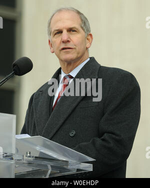 Brent Glass, directeur du musée, prend la parole lors d'une cérémonie pour la réouverture du Musée National d'histoire américaine à Washington le 21 novembre 2008. Le musée, fermé pour rénovation pendant deux ans, a rouvert ses portes au public aujourd'hui. (Photo d'UPI/Roger L. Wollenberg) Banque D'Images